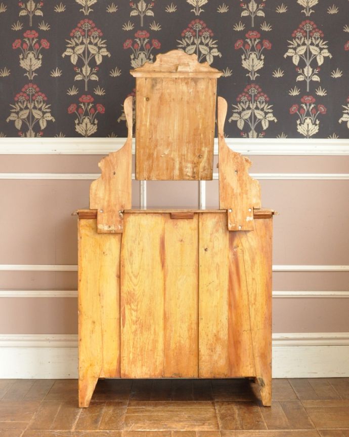 アンティークのドレッサー アンティーク家具 可愛らしい装飾を施したアンティーク、オールドパインのドレッシングチェスト(鏡台)。もちろん、後ろ姿もキレイです。(m-569-f)