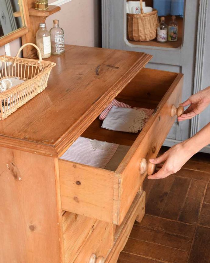 アンティークのドレッサー アンティーク家具 可愛らしい装飾を施したアンティーク、オールドパインのドレッシングチェスト(鏡台)。引き出しを開ける度に、なんだかときめいてしまします。(m-569-f)