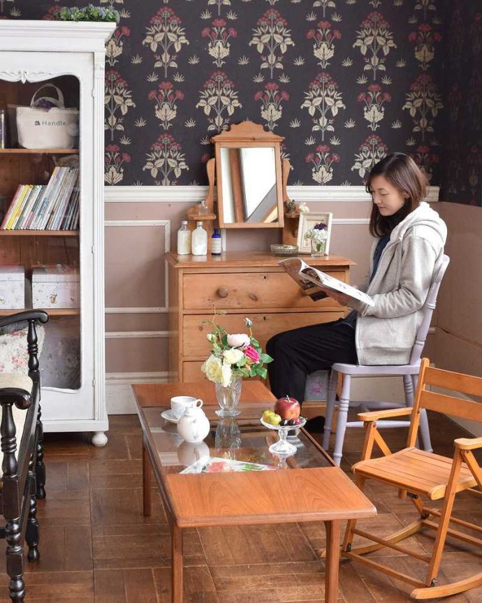 アンティークのドレッサー アンティーク家具 可愛らしい装飾を施したアンティーク、オールドパインのドレッシングチェスト(鏡台)。色んな家具と合わせてスタイリングペイントのチェアと、ペイントのキャビネットを横に置いて、テーブルはシンプルに。(m-569-f)