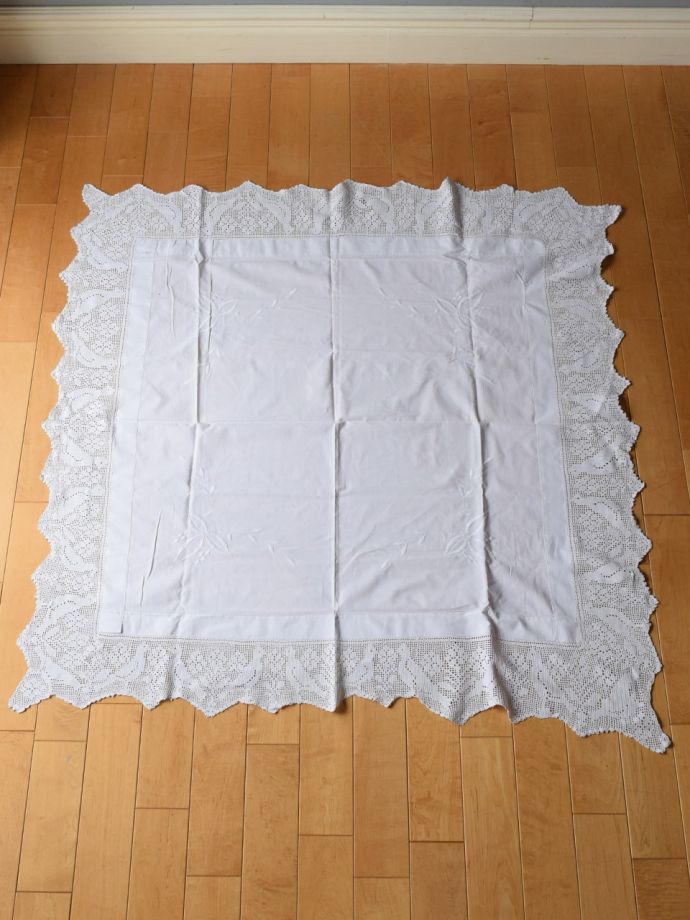 フランスから到着したテーブルクロス、お花畑で小鳥がさえずるデザイン