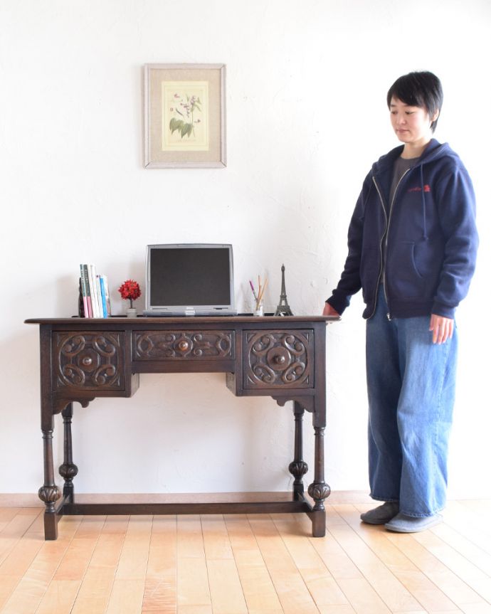 アンティークのデスク・書斎机 アンティーク家具 脚の先までお洒落な、1900年代の英国アンティークデスク(オーク材)。お気に入りのチェアと合わせて、自分だけのスペースを作ってみてください。(m-572-f)
