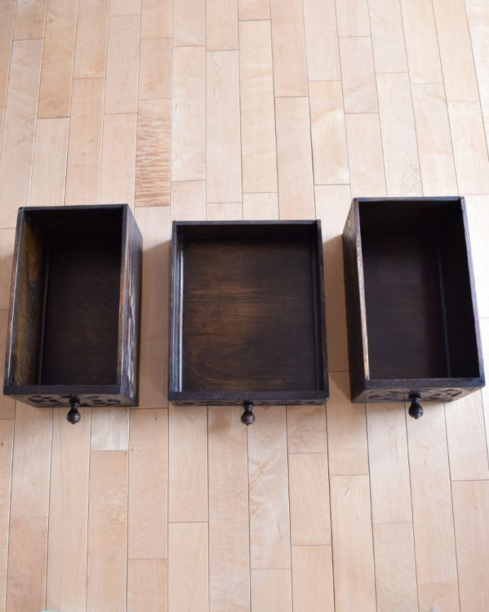 アンティークのデスク・書斎机 アンティーク家具 脚の先までお洒落な、1900年代の英国アンティークデスク(オーク材)。便利な引き出しが3杯付いています。(m-572-f)