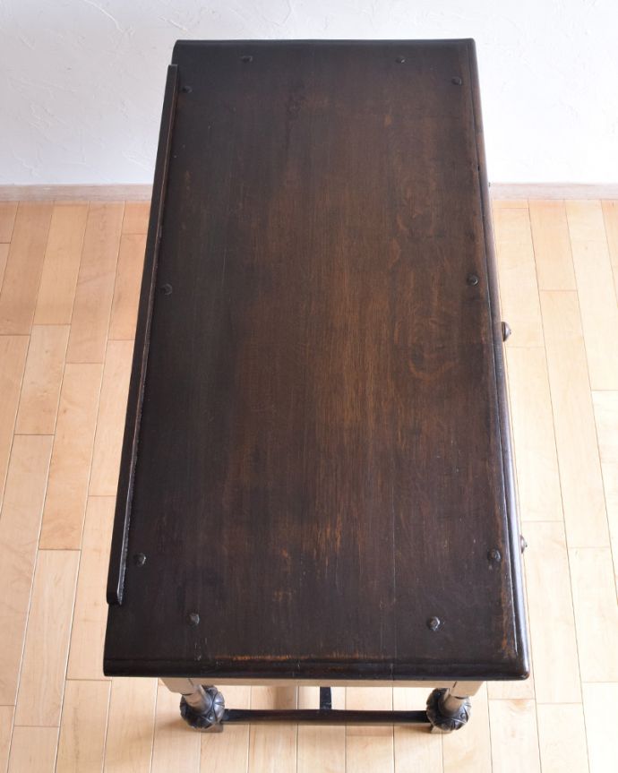 アンティークのデスク・書斎机 アンティーク家具 脚の先までお洒落な、1900年代の英国アンティークデスク(オーク材)。広い天板もキレイに仕上げました。(m-572-f)