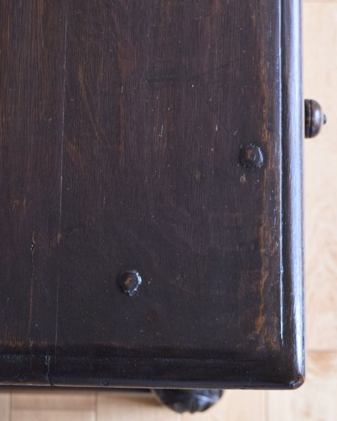 アンティークのデスク・書斎机 アンティーク家具 脚の先までお洒落な、1900年代の英国アンティークデスク(オーク材)。角もキレイな仕上がりです。(m-572-f)