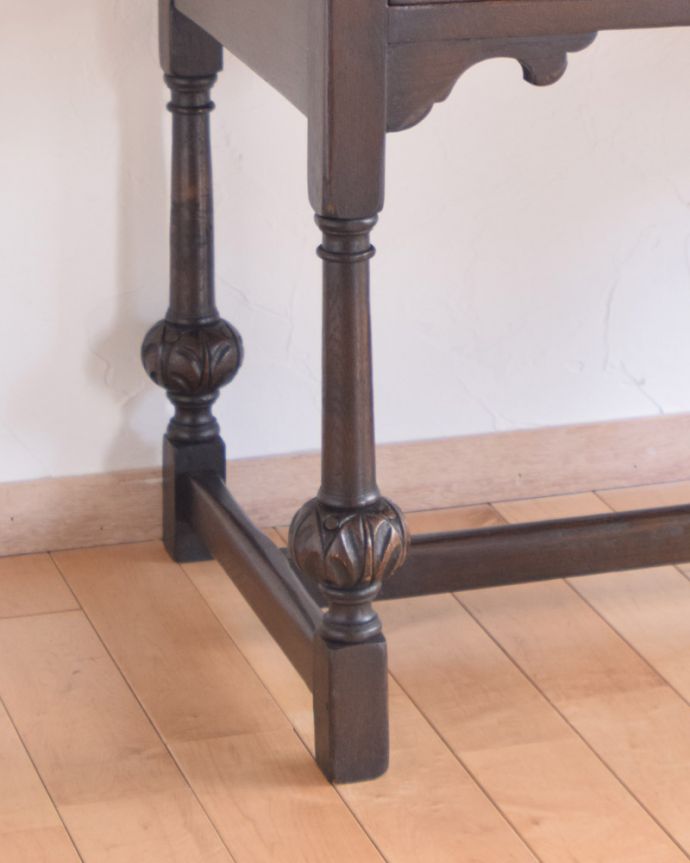 アンティークのデスク・書斎机 アンティーク家具 脚の先までお洒落な、1900年代の英国アンティークデスク(オーク材)。しっかりお直ししてあるので安定感があります。(m-572-f)