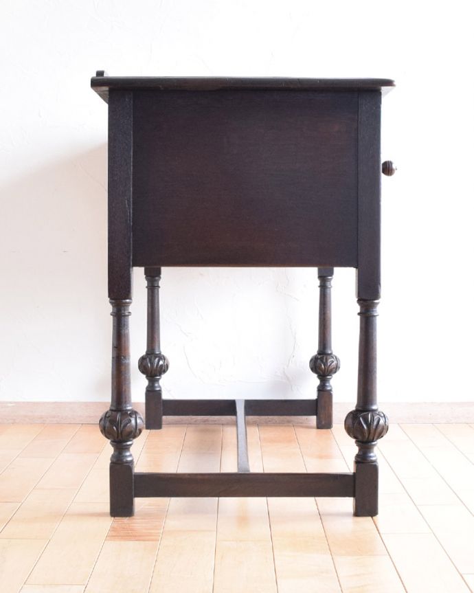 アンティークのデスク・書斎机 アンティーク家具 脚の先までお洒落な、1900年代の英国アンティークデスク(オーク材)。サイドから見ても抜群に雰囲気があります。(m-572-f)