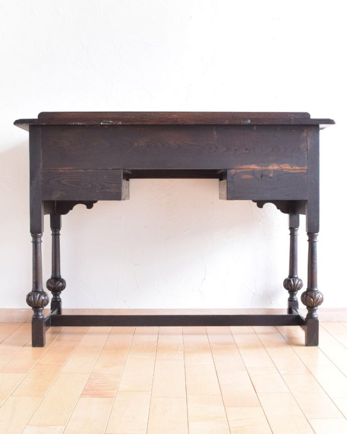 アンティークのデスク・書斎机 アンティーク家具 脚の先までお洒落な、1900年代の英国アンティークデスク(オーク材)。アンティークは新品ではないので、もちろん経年変化によるキズはありますが、専門の職人が目立たないようキレイにお直しをしているので、後姿までキレイです。(m-572-f)