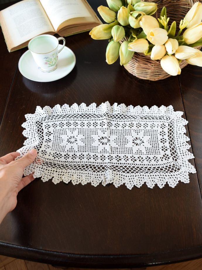 フランスで見つけたアンティークのドイリー、3輪のお花模様が可愛い