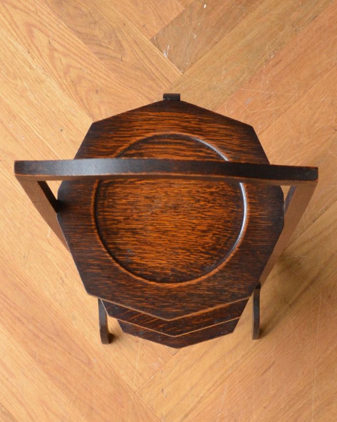 プランツスタンド・ケーキスタンド アンティーク家具 英国から来たケーキスタンド、オーク材のアンティーク家具。上から見るとこんな感じ小さくても、もちろん専門の職人がしっかり修復したのでピッカピカです。(m-573-f)