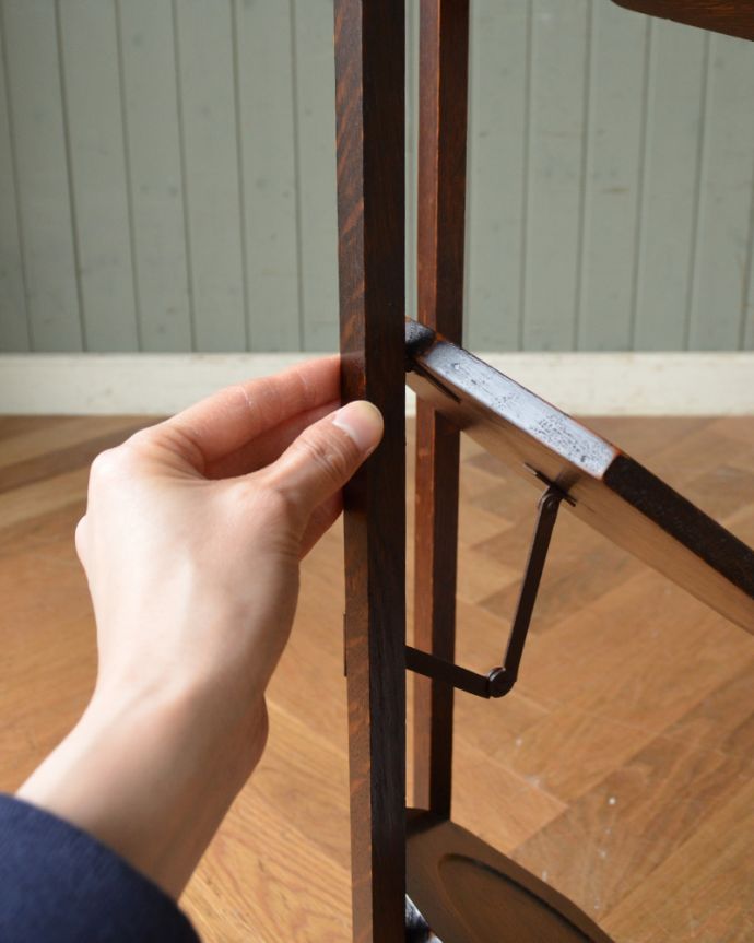 プランツスタンド・ケーキスタンド アンティーク家具 英国から来たケーキスタンド、オーク材のアンティーク家具。あっという間に組み立て出来ます女性でも簡単に組み立て出来ます。(m-573-f)