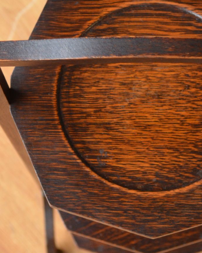 プランツスタンド・ケーキスタンド アンティーク家具 英国から来たケーキスタンド、オーク材のアンティーク家具。近くで見ると・・・オーク材の木目がキレイなケーキスタンドです。(m-573-f)