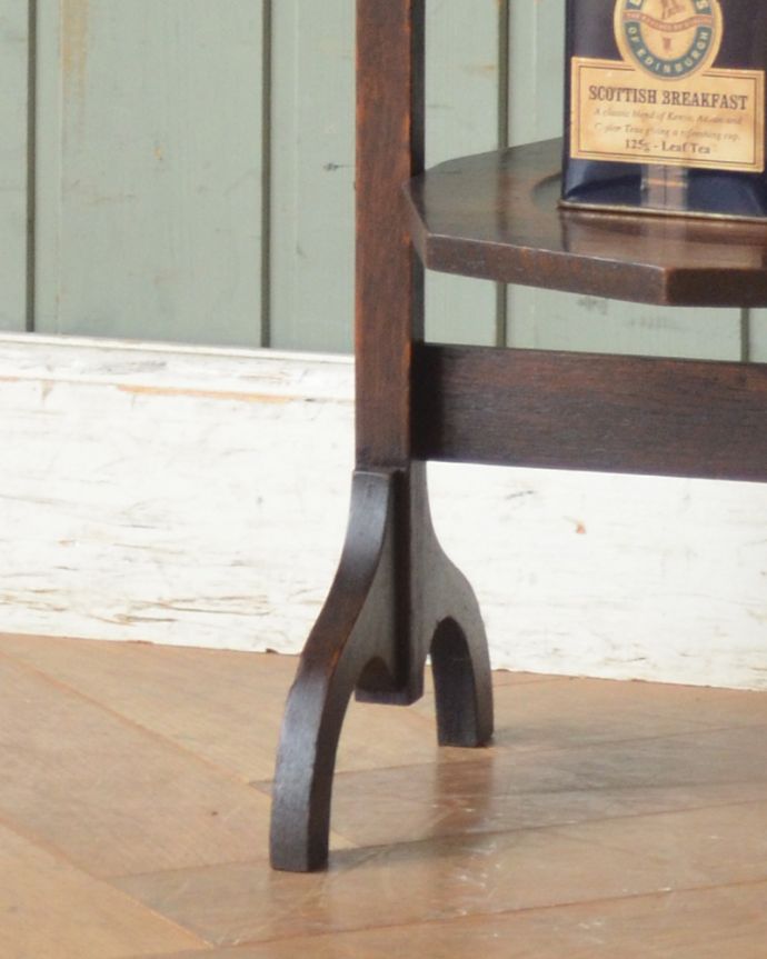 プランツスタンド・ケーキスタンド アンティーク家具 英国から来たケーキスタンド、オーク材のアンティーク家具。Handleの家具の脚の裏には・・・フェルトキーパーを貼ってお送りしていますので引きずっても床にキズが付きません。(m-573-f)