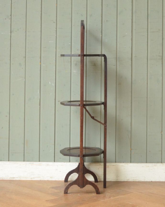 プランツスタンド・ケーキスタンド アンティーク家具 英国から来たケーキスタンド、オーク材のアンティーク家具。横から見るとこんな形アンティークは新品ではないので、経年変化によるキズはありますが、専門の職人がしっかり修復したのでキレイです。(m-573-f)