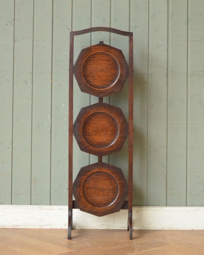 プランツスタンド・ケーキスタンド アンティーク家具 英国から来たケーキスタンド、オーク材のアンティーク家具。畳むとこんなにコンパクト正面から見るとスクリーンのように見える姿もなんだか上品です。(m-573-f)