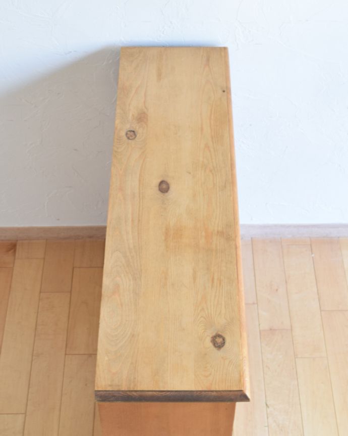 アンティークのキャビネット　アンティーク家具　イギリスのオープンシェルフ、温かいパイン材がナチュラルなブックケース（本棚）。天板もピカピカです。(m-575-f)