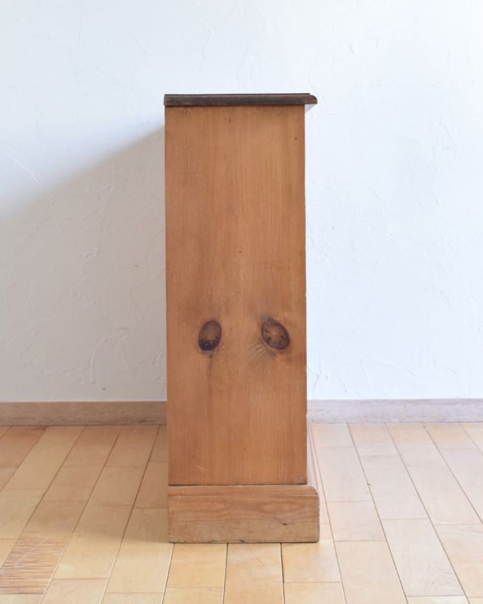 アンティークのキャビネット　アンティーク家具　イギリスのオープンシェルフ、温かいパイン材がナチュラルなブックケース（本棚）。横から見ても素敵なんですしっかりお直ししてありますので、長くお使いいただけます。(m-575-f)