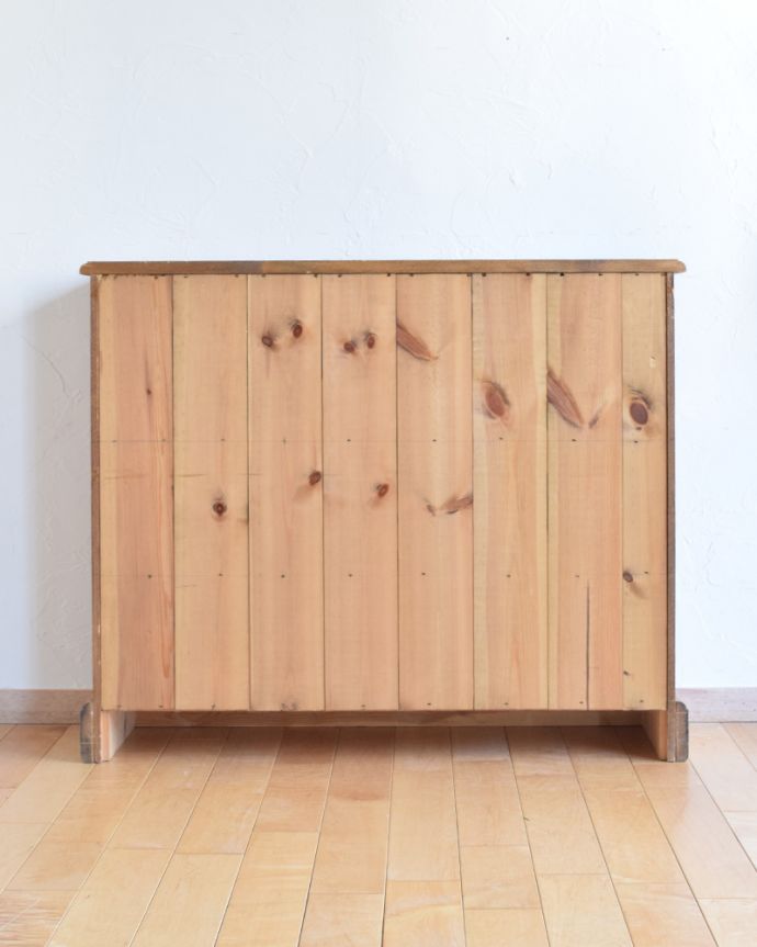 アンティークのキャビネット　アンティーク家具　イギリスのオープンシェルフ、温かいパイン材がナチュラルなブックケース（本棚）。後ろ姿までキレイですアンティークなので経年変化によるキズはありますが、専門の職人がしっかり修復したのでキレイです。(m-575-f)