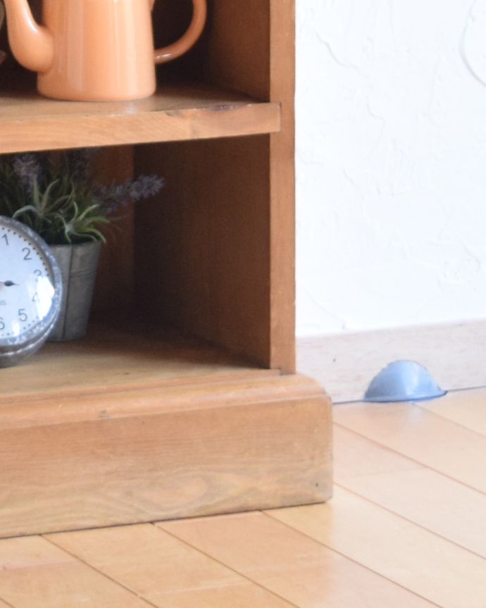 アンティークのキャビネット　アンティーク家具　イギリスのオープンシェルフ、温かいパイン材がナチュラルなブックケース（本棚）。女性1人でラクラク運べちゃう仕掛けHandleのアンティークは、脚の裏にフェルトキーパーをお付けしています。(m-575-f)