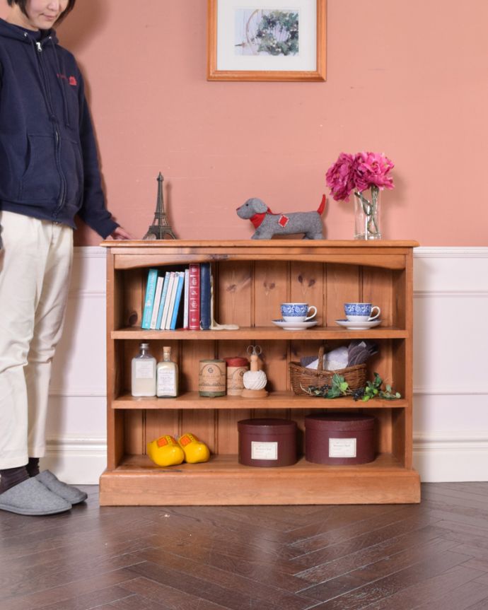 アンティークのキャビネット　アンティーク家具　イギリスのオープンシェルフ、温かいパイン材がナチュラルなブックケース（本棚）。お気に入りを飾りながらオシャレに収納本棚として使うのはもちろん、好きな雑貨や写真、おもちゃなどをなんでも置くだけでおシャレなお部屋が出来上がります。(m-575-f)