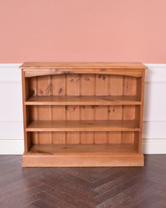 アンティークのキャビネット　アンティーク家具　イギリスのオープンシェルフ、温かいパイン材がナチュラルなブックケース（本棚）。いろんな場所で大活躍リビング収納としてや、寝室や書斎の本棚として…キレイに修復したので、いろんなものを乗せて実用的にお使い下さい。(m-575-f)