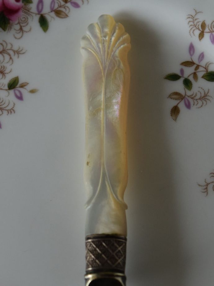 マザーオブパールのバターナイフ