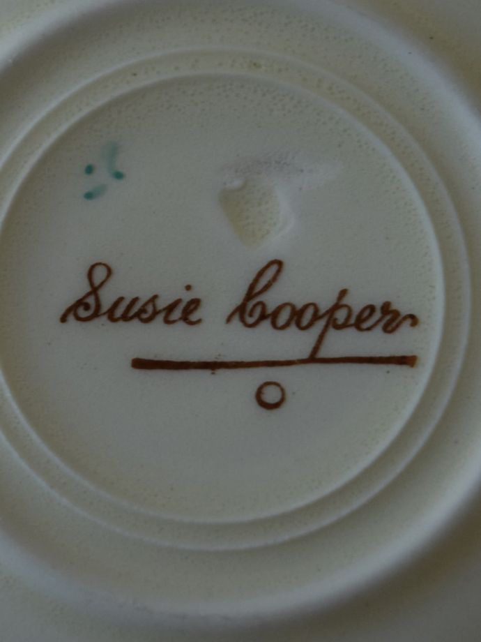 スージークーパー（Susie Cooper）のビンテージ食器、ドレスデン