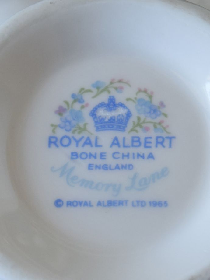 ロイヤルアルバートのバックスタンプ