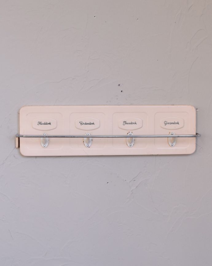 ウォールシェルフ・ウォールハンガー　アンティーク家具　バーまで付いて使いやすいアンティークティータオルハンガー。壁をオシャレにしてくれる！実用的なアンティークアンティークらしいおしゃれなデザインで雰囲気を作ってくれるシェルフ。(m-581-f)