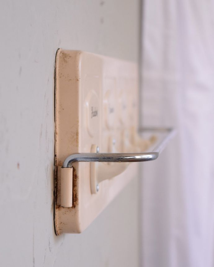 ウォールシェルフ・ウォールハンガー　アンティーク家具　バーまで付いて使いやすいアンティークティータオルハンガー。横から見ても可愛いデザインですもちろん横顔だって可愛いデザイン。(m-581-f)