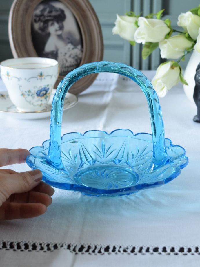 プレスドグラスのバスケット