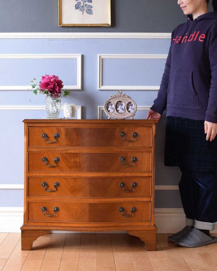 アンティークのチェスト アンティーク家具 艶やかな4段チェスト、木目の美しいアンティーク英国家具。大人の雰囲気漂う人気の英国チェストシンプルなデザインだからこそ木目の美しさが際立つチェスト。(m-584-f-1)