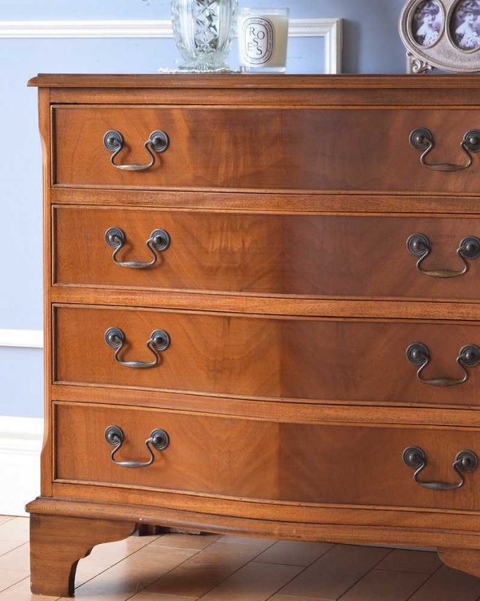 アンティークのチェスト アンティーク家具 艶やかな4段チェスト、木目の美しいアンティーク英国家具。アンティークだから手に入る質の良さ現代では手に入れることが出来ない質のいい素材が使われているのもアンティーク家具の特長。(m-584-f-1)