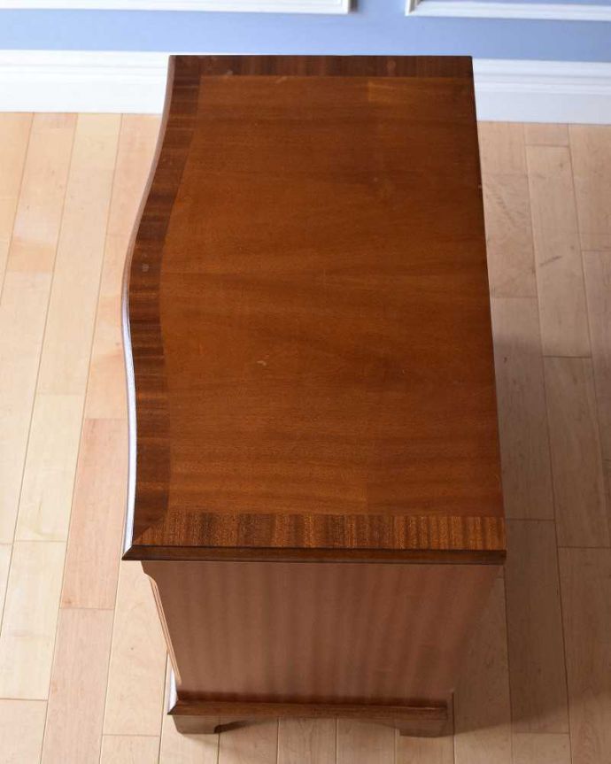 アンティークのチェスト アンティーク家具 艶やかな4段チェスト、木目の美しいアンティーク英国家具。ピカピカに仕上げましたHandleでは修復の時、天板の塗装も一度剥離してキレイに仕上げました。(m-584-f-1)