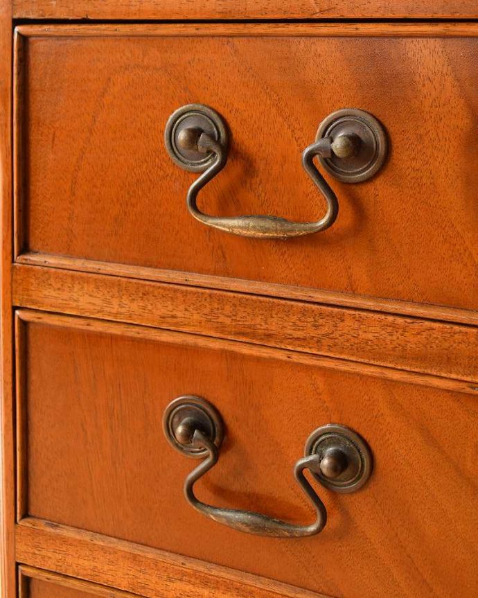 アンティークのチェスト アンティーク家具 艶やかな4段チェスト、木目の美しいアンティーク英国家具。アンティークらしい取っ手アンティーク家具は取っ手のデザインまで、なんだか高級感があるんですよね。(m-584-f-1)
