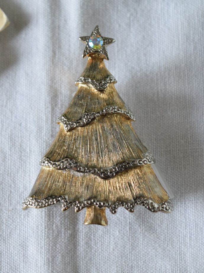 クリスマスのビンテージアクセサリー、きらきら輝くツリーのおしゃれな