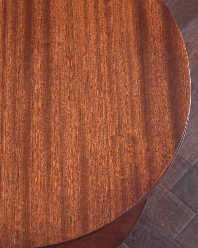 アンティークのテーブル アンティーク家具 5つのテーブルがセットになったネストテーブル、木目が美しい英国アンティーク家具。天板も修復したのでキレイです修復の時、古い塗装を剥離して再塗装してあるので天板もピカピカです。(m-587-f-1)