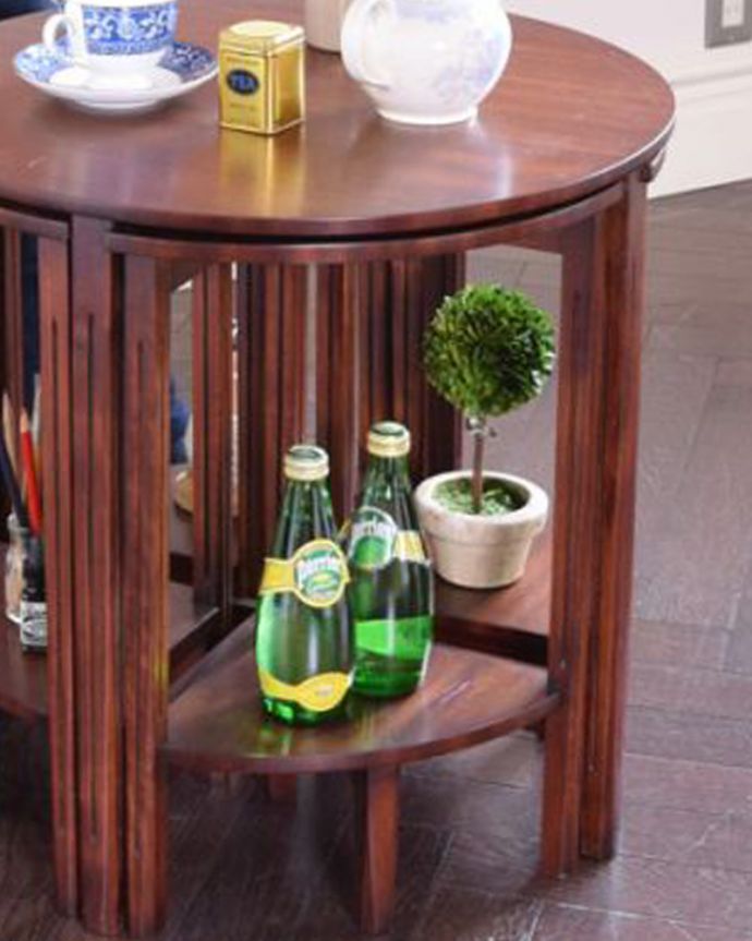 アンティークのテーブル アンティーク家具 5つのテーブルがセットになったネストテーブル、木目が美しい英国アンティーク家具。一緒でも、バラバラでも使い方は自由自在のアンティーク。(m-587-f-1)