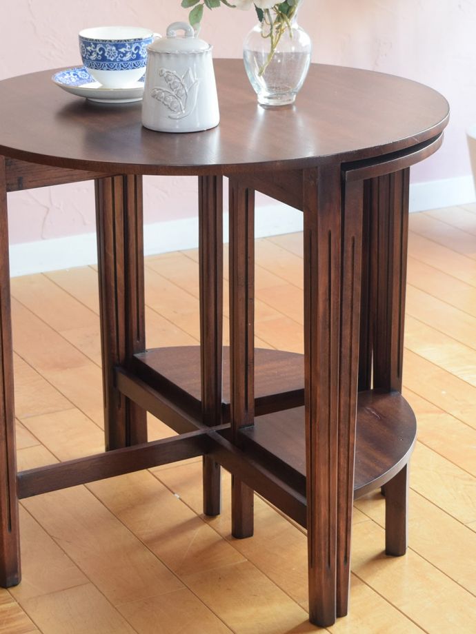 アンティークのネストテーブル