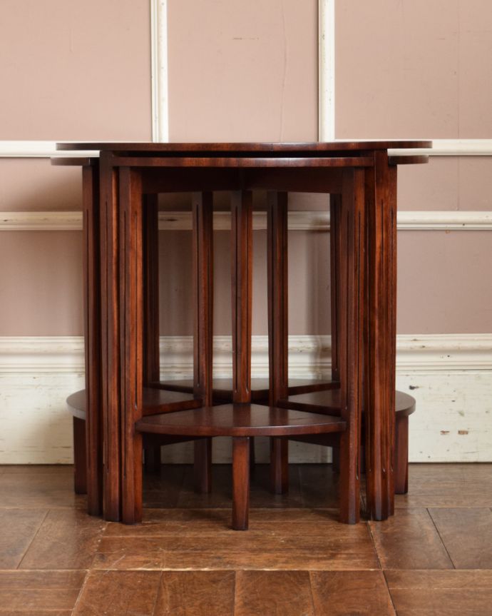 アンティークのテーブル アンティーク家具 5つのテーブルがセットになったネストテーブル、木目が美しい英国アンティーク家具。見る角度によって見え方が違います。(m-587-f-1)