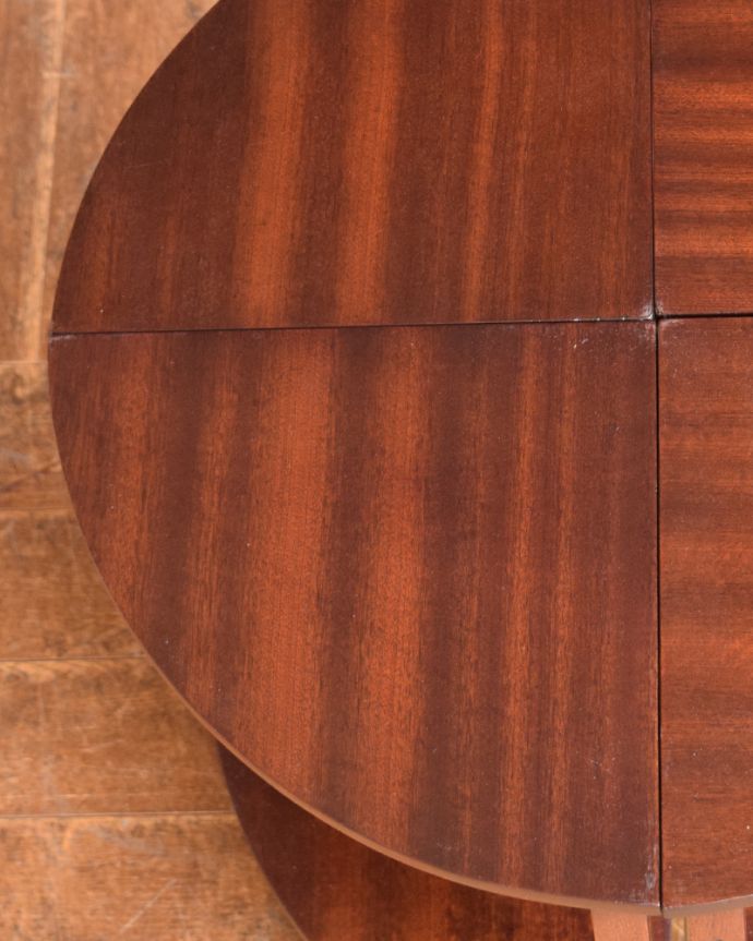 アンティークのテーブル　アンティーク家具　５つのテーブルがセットになったネストテーブル、木目が美しい英国アンティーク家具。メンテナンスしていますので、届いたその日からお使いいただけます。(m-587-f)