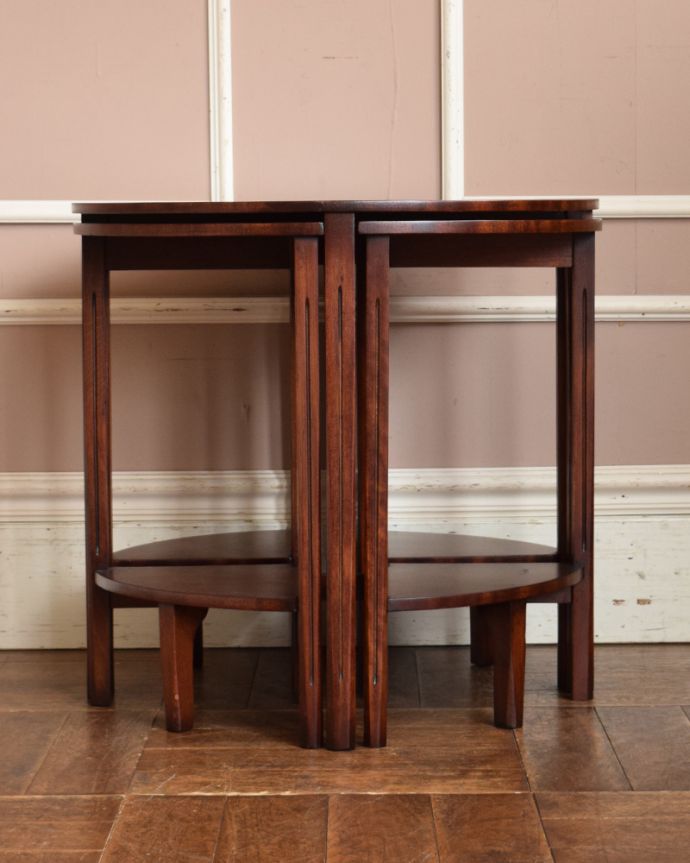 アンティークのテーブル アンティーク家具 5つのテーブルがセットになったネストテーブル、木目が美しい英国アンティーク家具。横から見てみると・・・お揃いの脚が5つがキレイに重なって、とっても美しい横顔。(m-587-f-1)