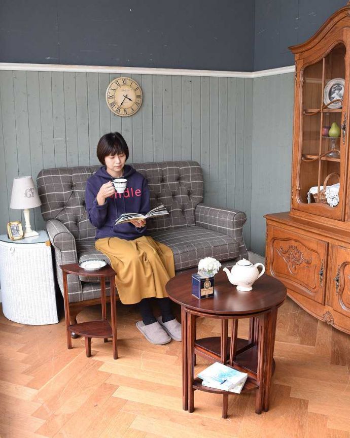 アンティークのテーブル　アンティーク家具　５つのテーブルがセットになったネストテーブル、木目が美しい英国アンティーク家具。使い方も自由自在。(m-587-f)