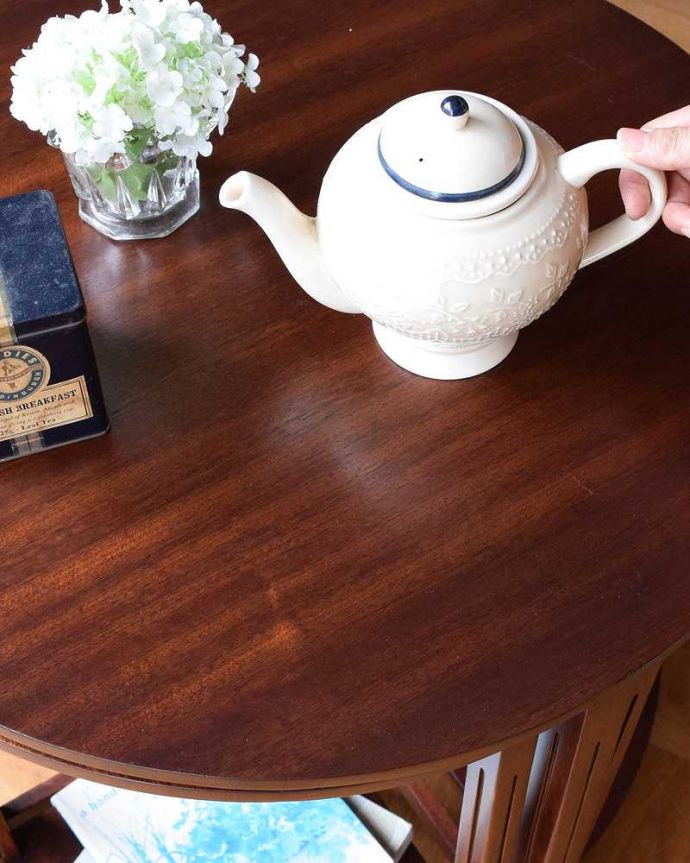 アンティークのテーブル　アンティーク家具　５つのテーブルがセットになったネストテーブル、木目が美しい英国アンティーク家具。美しい木目です。(m-587-f)