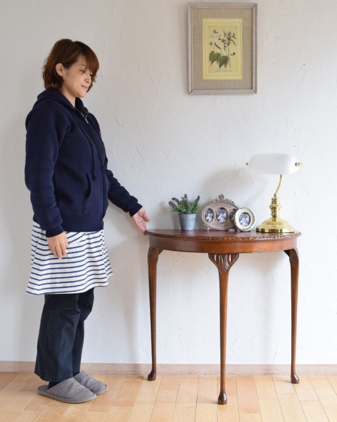 アンティークのテーブル アンティーク家具 イギリスから届いたアンティーク家具、革張り天板のコンソールテーブル。壁にピタッと付けるだけで出来るおしゃれコーナーハーフムーン型のコンソールテーブルは見せる場所を作ってくれる最強のアンティーク家具。(m-588-f)