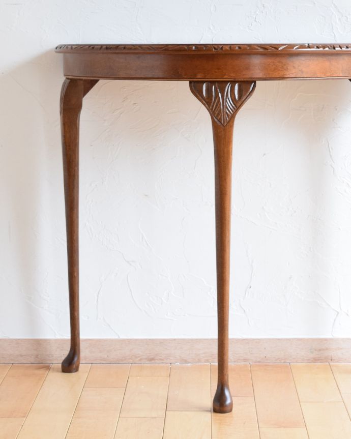 アンティークのテーブル アンティーク家具 イギリスから届いたアンティーク家具、革張り天板のコンソールテーブル。美しいデザインが印象的実用性を求めない見せ場を作ってくれるコンソールは、何より見た目が重要。(m-588-f)