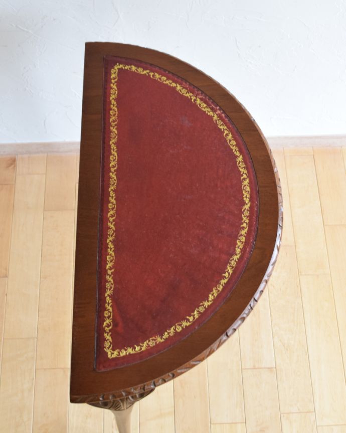 アンティークのテーブル アンティーク家具 イギリスから届いたアンティーク家具、革張り天板のコンソールテーブル。上から見ると半分のお月様が見えますハーフムーン(半月型)の天板には、何を置いても素敵に魅せてくれる力があります。(m-588-f)