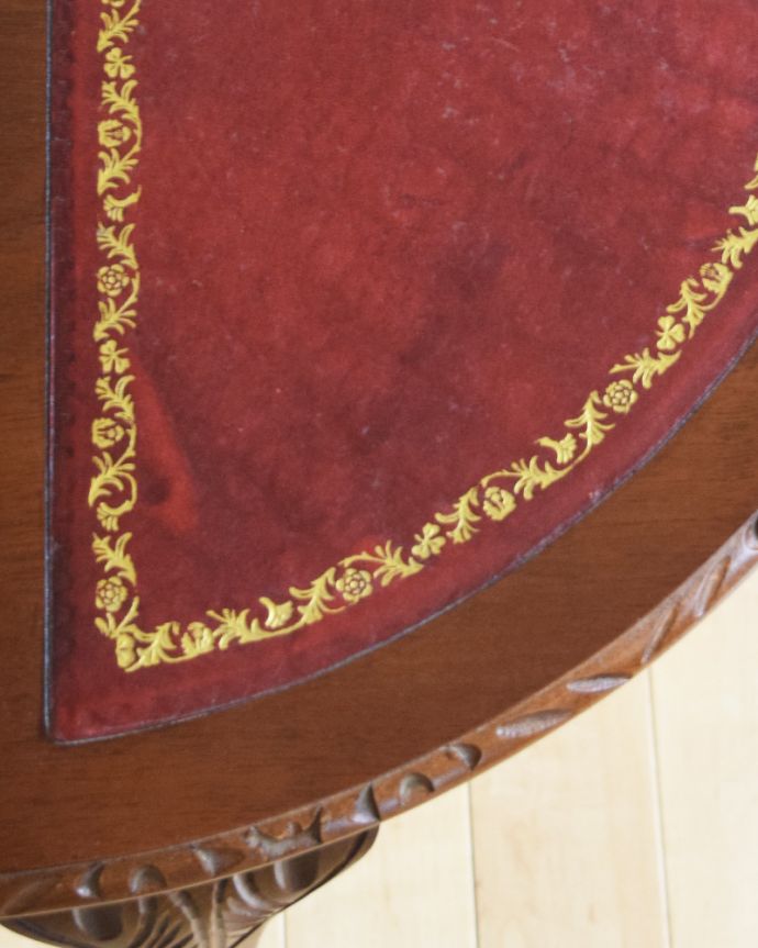 アンティークのテーブル アンティーク家具 イギリスから届いたアンティーク家具、革張り天板のコンソールテーブル。修復には自信がありますHandleでは専門の職人が修復する際、古い塗装を剥離してキレイにお直ししています。(m-588-f)