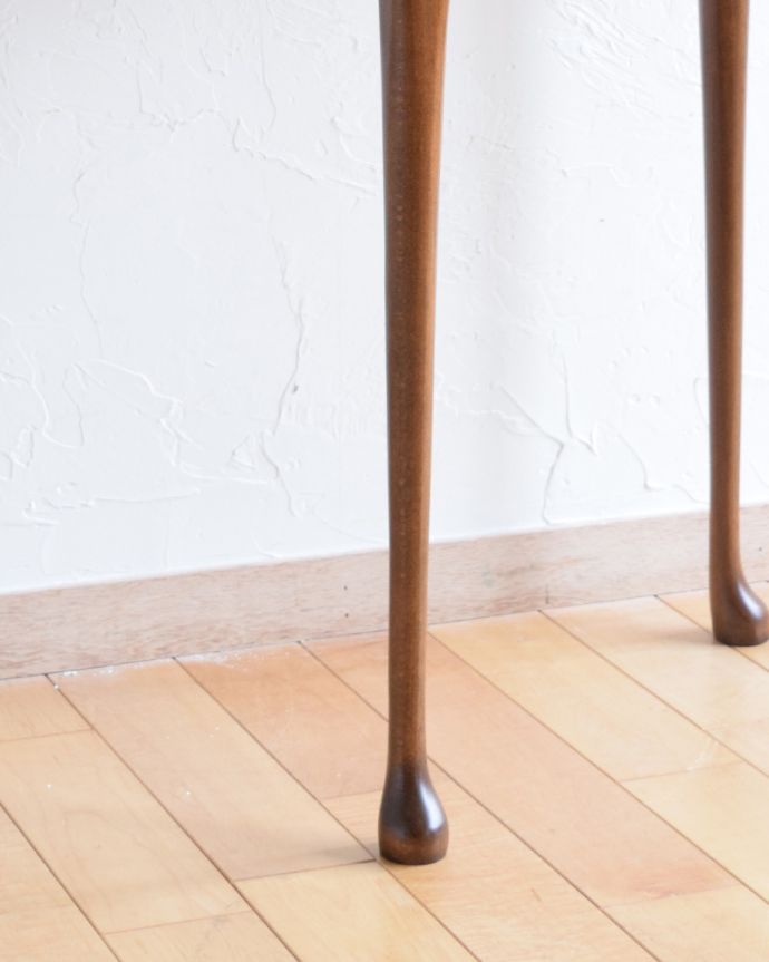 アンティークのテーブル アンティーク家具 イギリスから届いたアンティーク家具、革張り天板のコンソールテーブル。持ち上げなくても移動できます!Handleのアンティークは、脚の裏にフェルトキーパーをお付けしていますので、床を滑らせてれば女性1人でも移動が簡単です。(m-588-f)