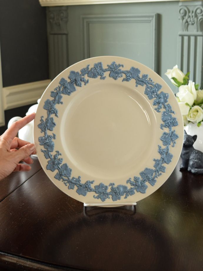 英国のウェッジウッド社のクイーンズウェアプレート、白×青が美しい