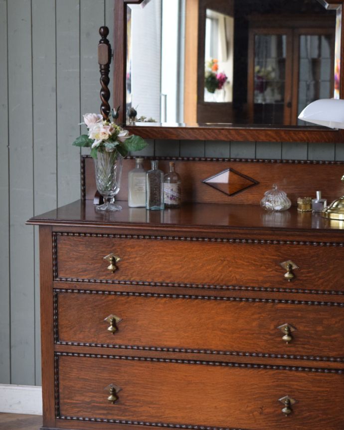 アンティークのドレッサー アンティーク家具 オーク材の上品な英国アンティーク、和室にも似合うドレッシングチェスト。英国アンティークが持つ重厚な佇まい木目の美しさが際立つ英国アンティーク。(m-590-f)